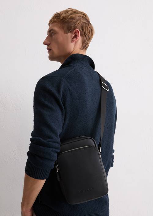 Schoudertas klein Black gedragen door model