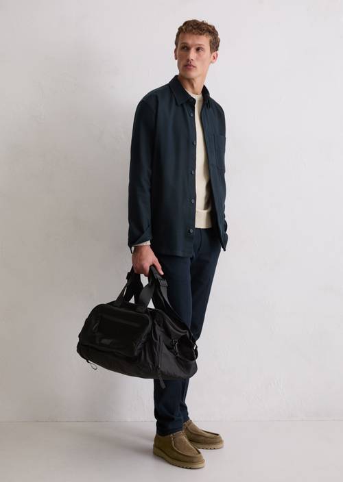 Weekender 2w1 średni Black noszone na modelu