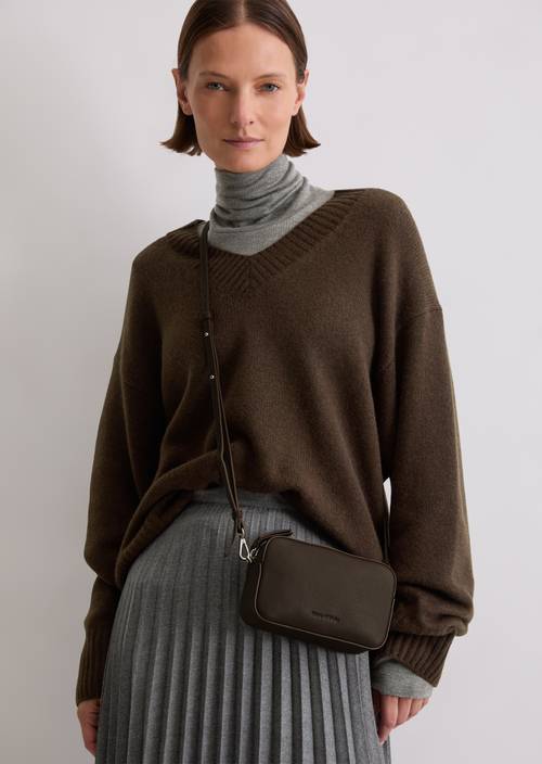 Schoudertas XS Shaded Brown gedragen door model