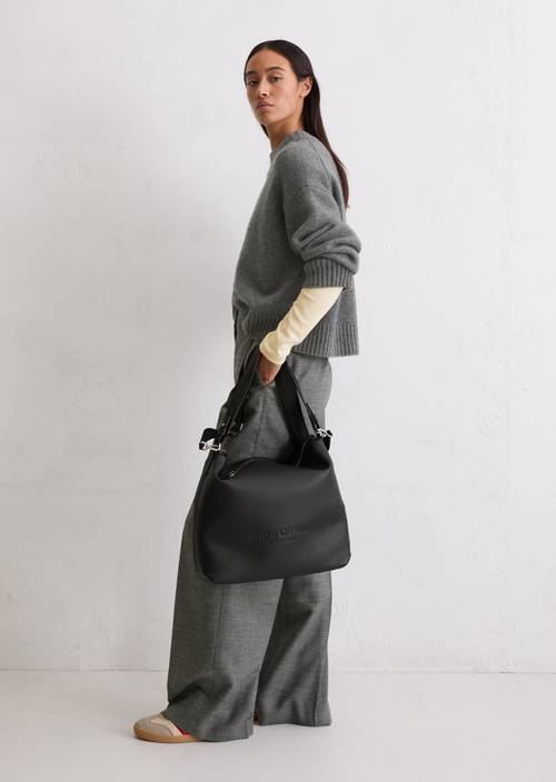 Bolso hobo Black llevado por el modelo