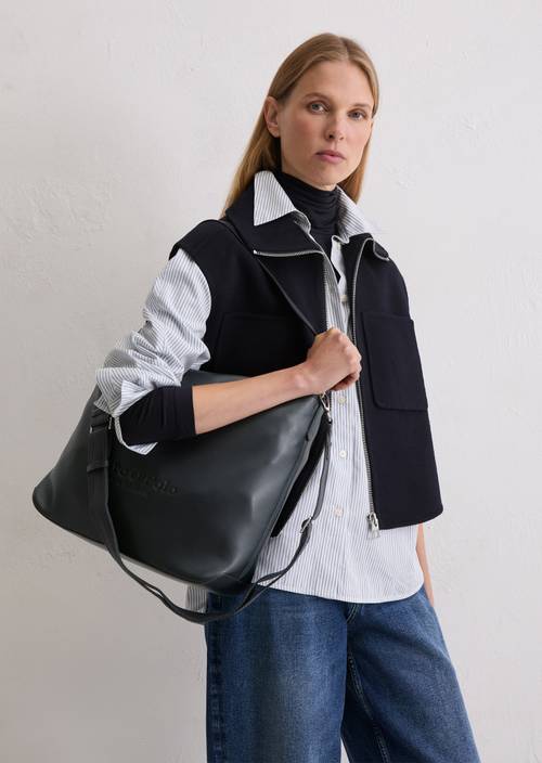 Bolso hobo Deep Night Blue llevado por el modelo