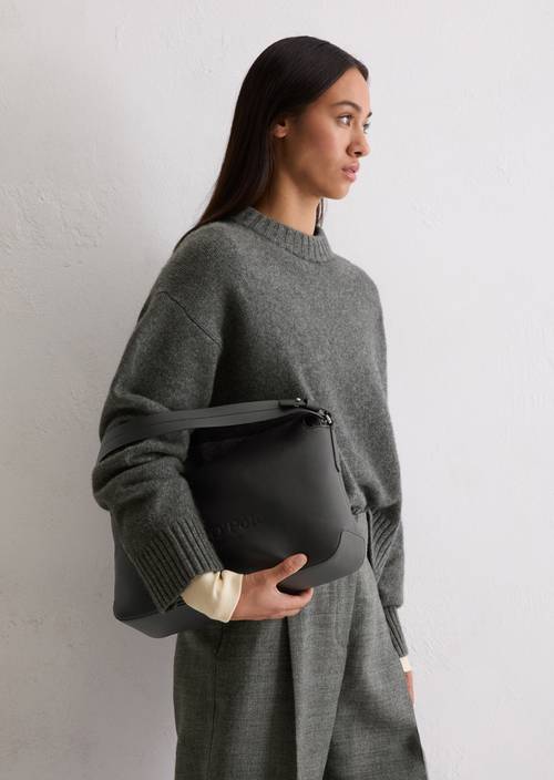 Sac à main Black porté sur le mannequin