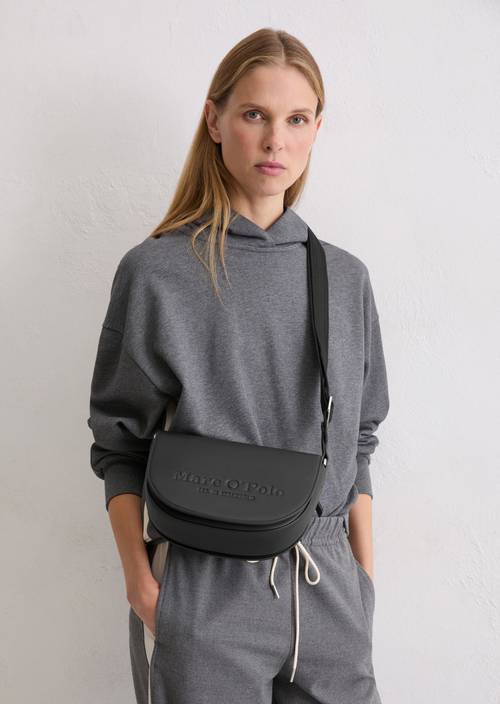 Schoudertas klein Black gedragen door model