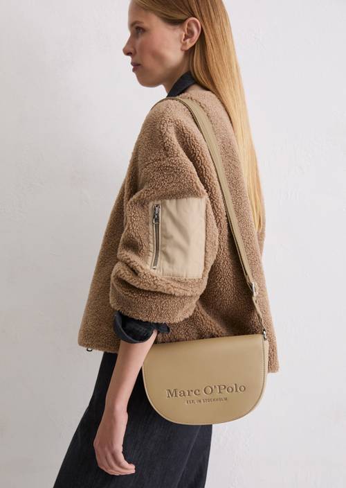 Schoudertas klein Soft Mocca gedragen door model