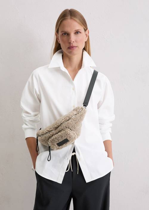 Heuptasje Soft Mocca gedragen door model