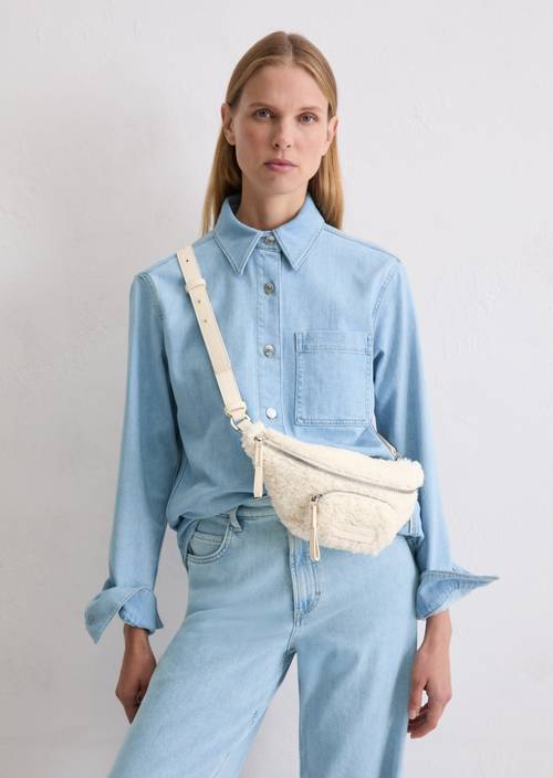 Heuptasje Raw Cream gedragen door model