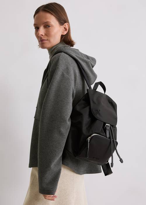 Plecak średni Black noszone na modelu