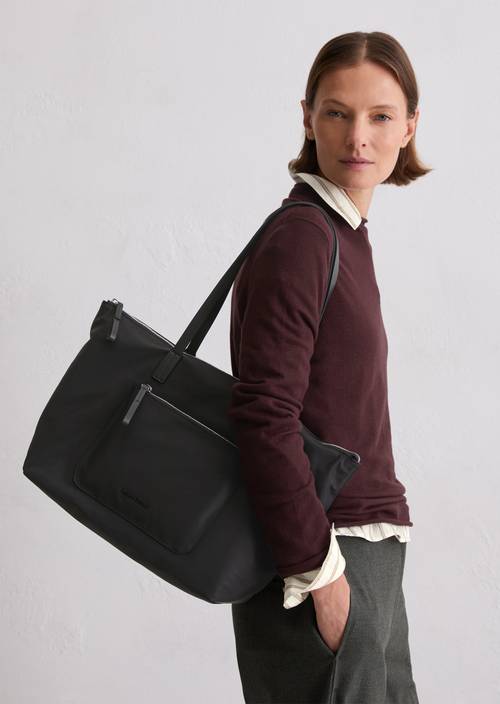 Shopper medium Black nošeno na modelu