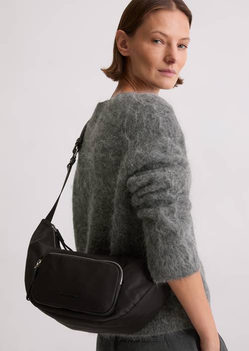 Schoudertas klein Black gedragen door model