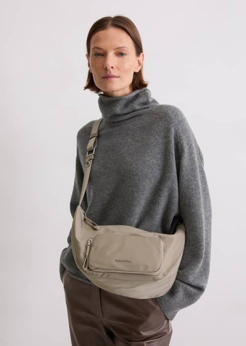 Schoudertas klein Chalky Mauve gedragen door model