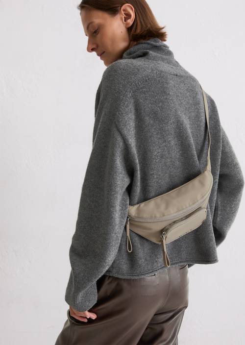 Heuptasje Chalky Mauve gedragen door model