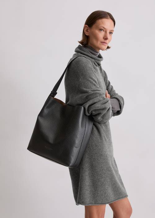 Hobo Bag moyen Black porté sur le mannequin