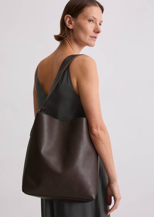 Hobo Bag moyen Black Cherry porté sur le mannequin