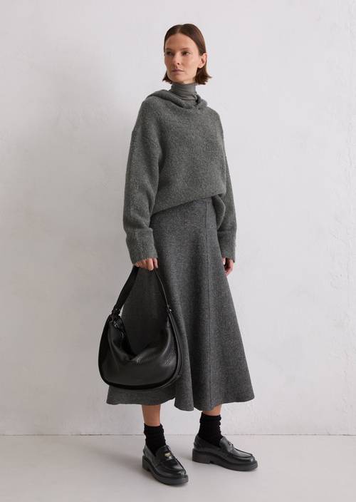 Bolso hobo mediano Black llevado por el modelo