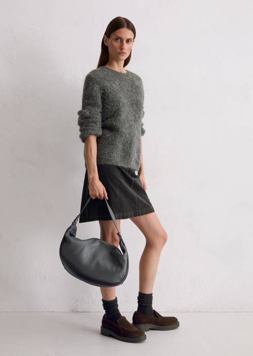Bolso hobo mediano Castlerock llevado por el modelo