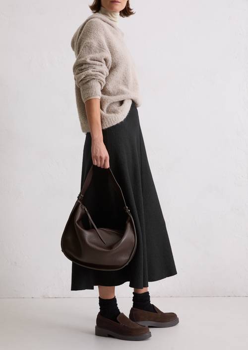 Bolso hobo mediano Black Cherry llevado por el modelo