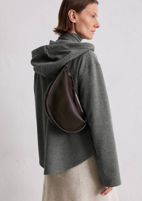 Umhängetasche medium Black Cherry getragen am Model