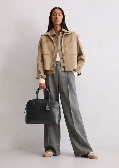 Shopper medium Black getragen am Model