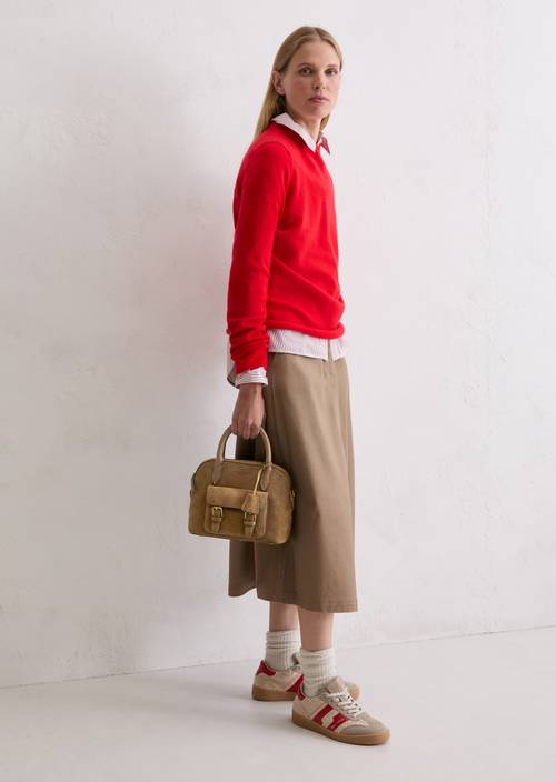 Mała torba na ramię Nutshell noszone na modelu