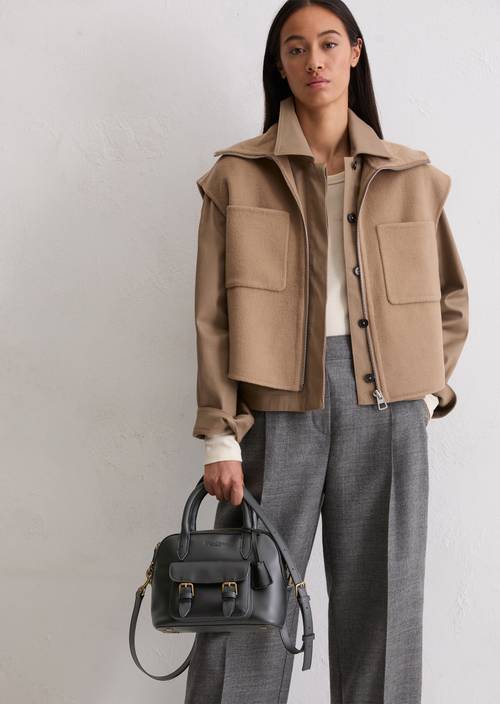 Sac à bandoulière small Black porté sur le mannequin