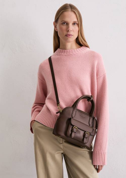 Sac à bandoulière small Brown porté sur le mannequin