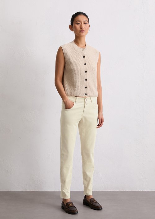 Fine corduroy pants model Theda boyfriend cropped — Light Oat