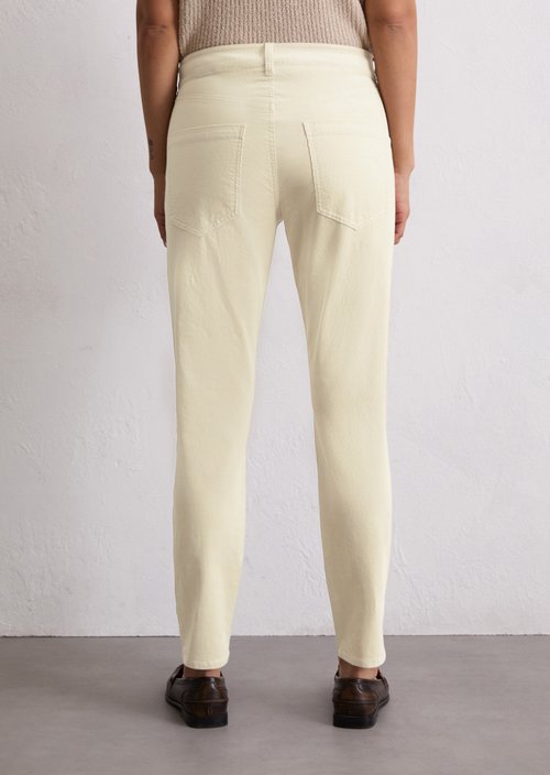 Fine corduroy pants model Theda boyfriend cropped — Light Oat