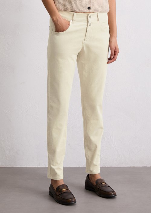 Fine corduroy pants model Theda boyfriend cropped — Light Oat