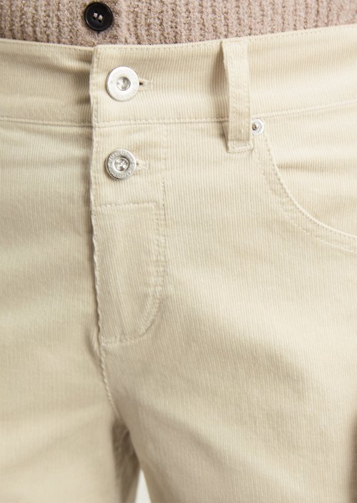 Fine corduroy pants model Theda boyfriend cropped — Light Oat