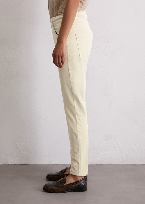 Fine corduroy pants model Theda boyfriend cropped — Light Oat