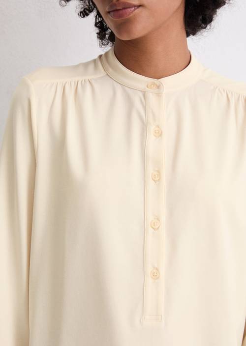Relaxte jersey blouse Chalky Sand in detailaanzicht