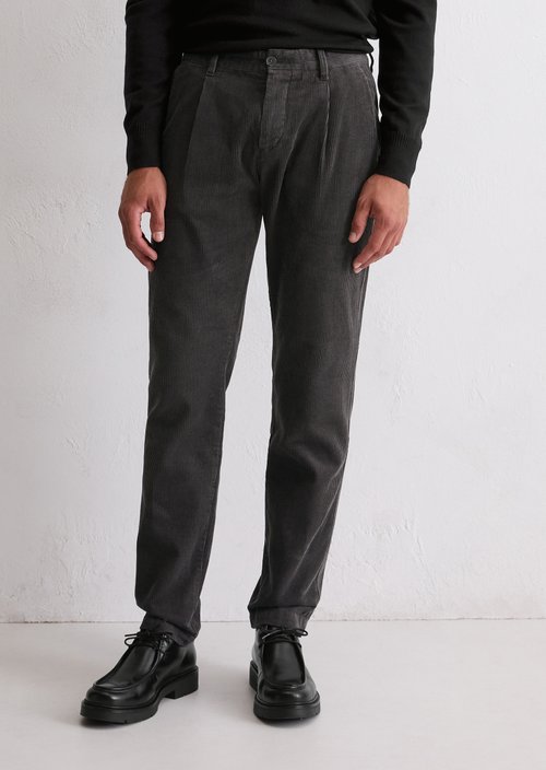 Corduroy trousers model Osby pleats tapered — Broken Graphite