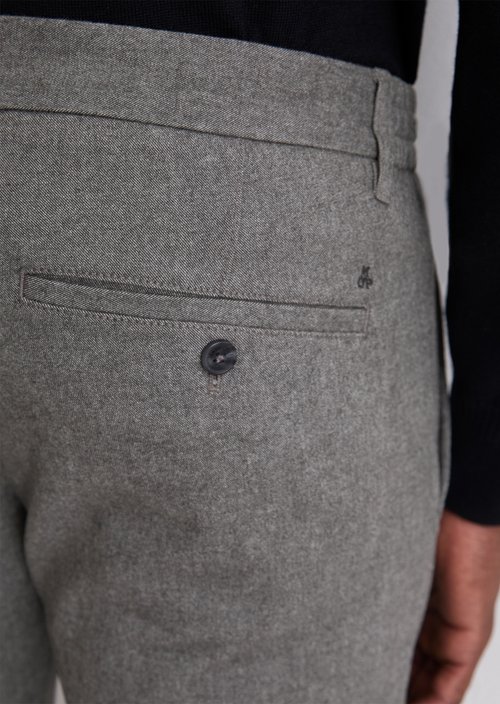 Chino model Stig shaped — Medium Grey