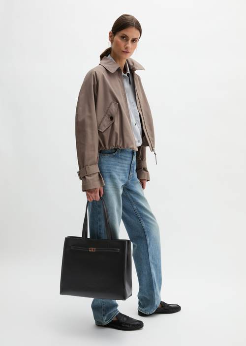 Shopper Black gedragen door model