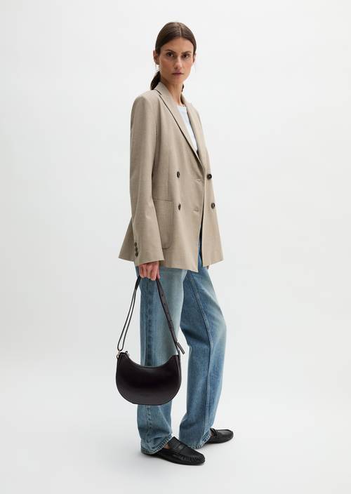 Sac à bandoulière small Black porté sur le mannequin