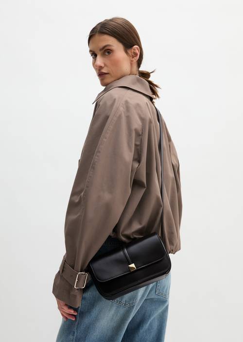 Schoudertas klein Black gedragen door model