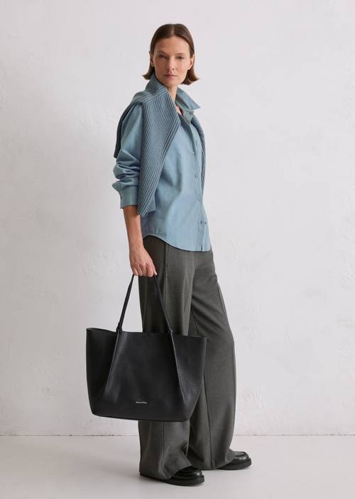 Shopper średni Black noszone na modelu