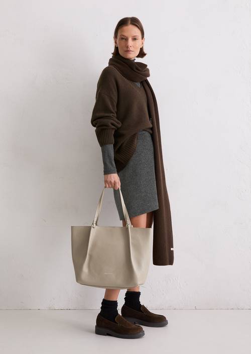 Shopper średni Chalky Mauve noszone na modelu