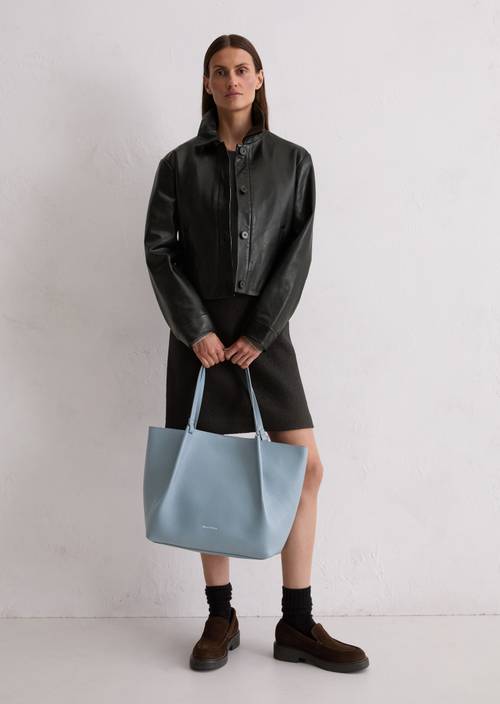 Shopper średni Slate Blue noszone na modelu