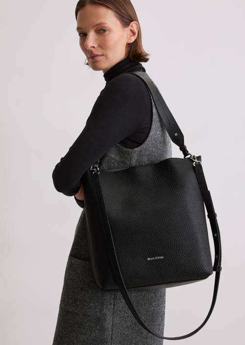 Hobo Bag medium Black getragen am Model