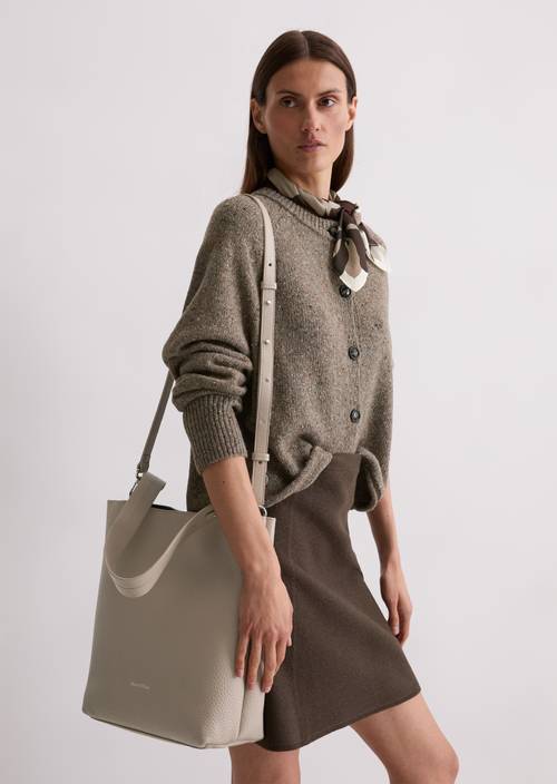 Hobo Bag medium Chalky Mauve getragen am Model