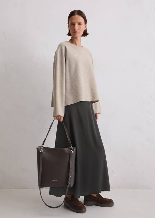 Hobo Bag medium Shaded Brown getragen am Model