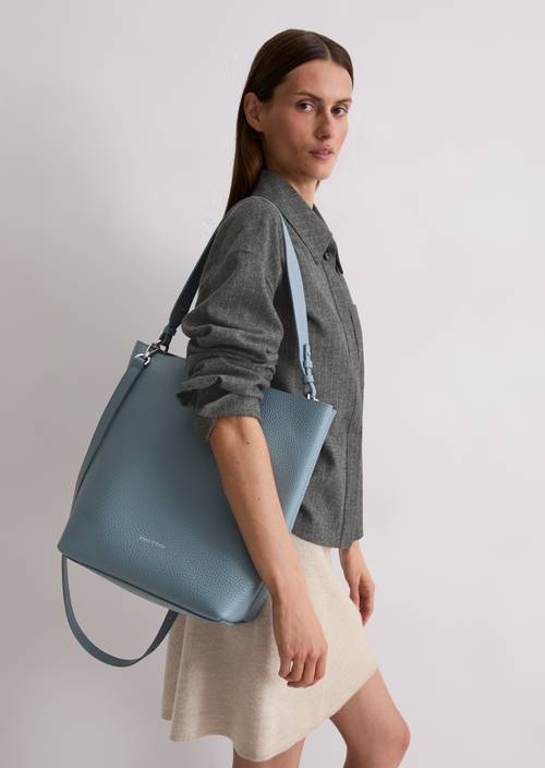 Hobo Bag medium Slate Blue getragen am Model