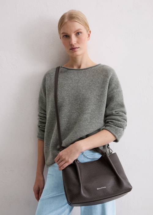 Umhängetasche Shaded Brown getragen am Model