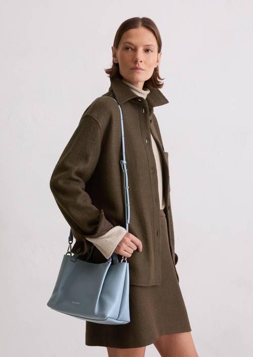 Umhängetasche Slate Blue getragen am Model