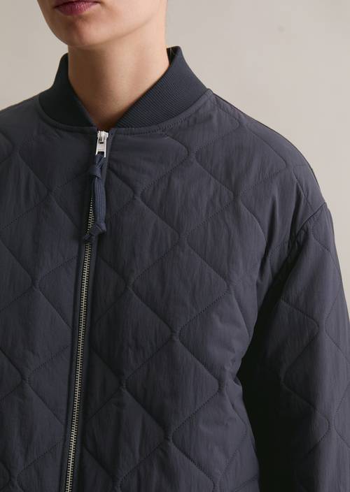 Abrigo acolchado ligero y relajado Blue Depths en vista detallada