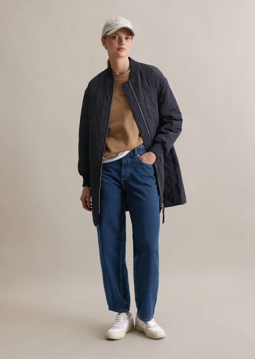 Abrigo acolchado ligero y relajado Blue Depths en vista frontal