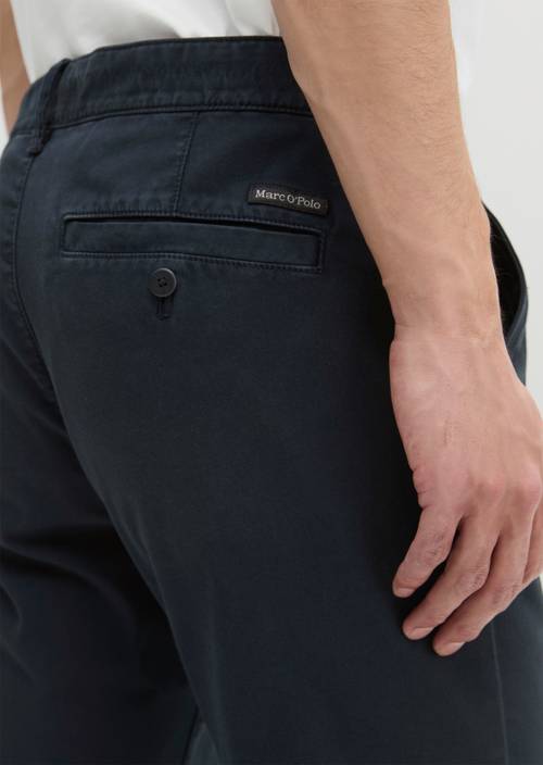Chino model Stig shaped Dark Navy in detail view