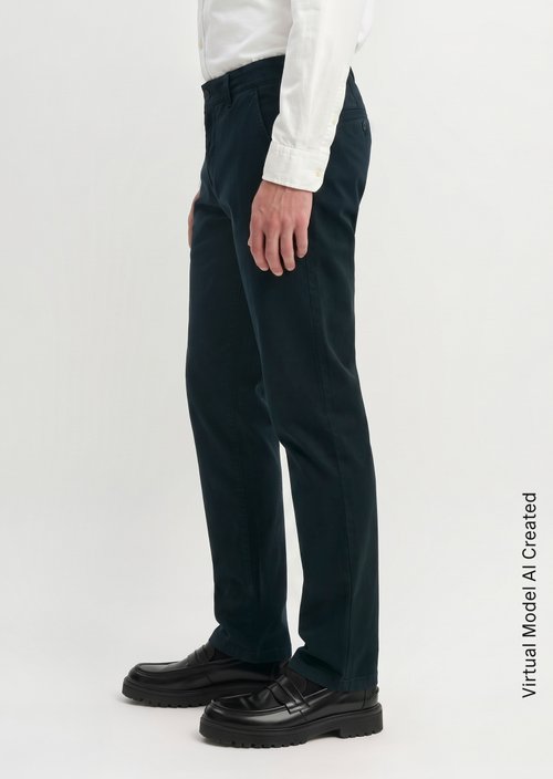 Chino model Stig shaped — Dark Navy