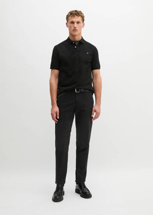 Chino model Osby tapered Black in front view